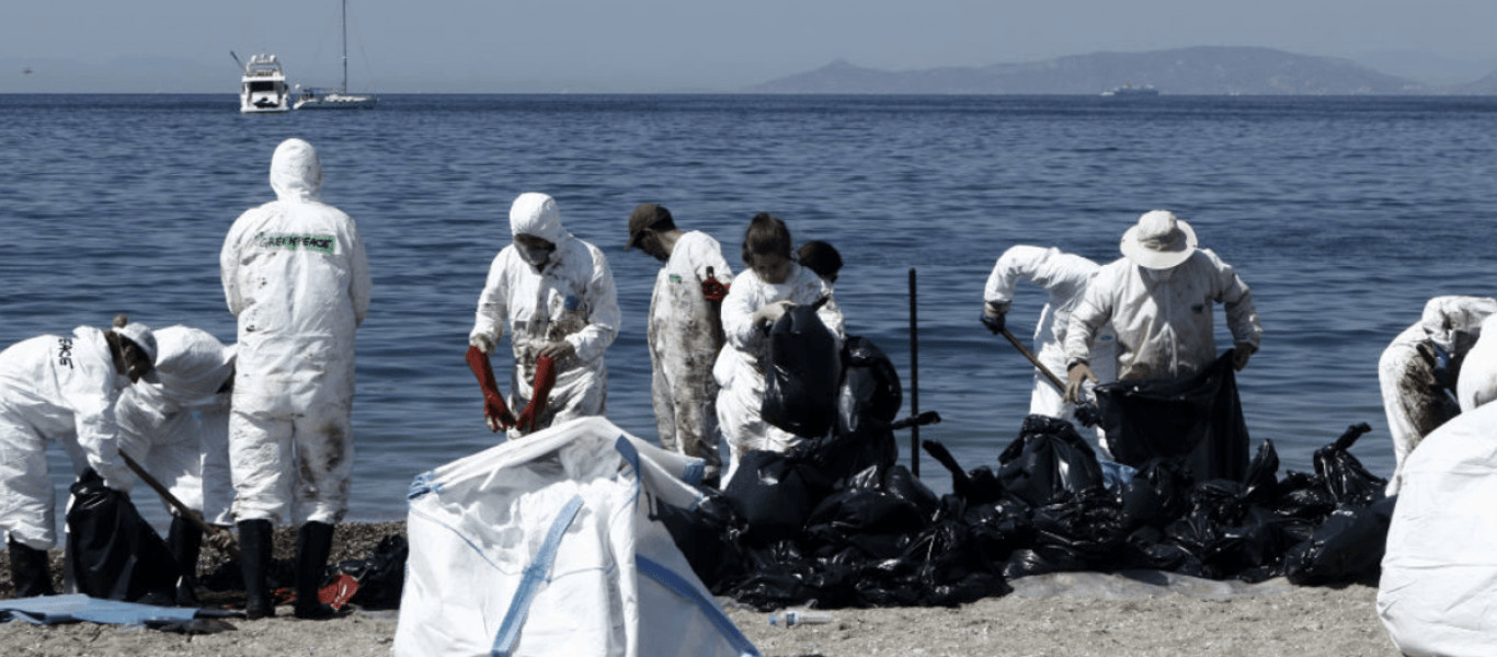 Αγωνία για το περιβάλλον: Φόβοι για νέα διαρροή στον Σαρωνικό από το «Αγία Ζώνη»